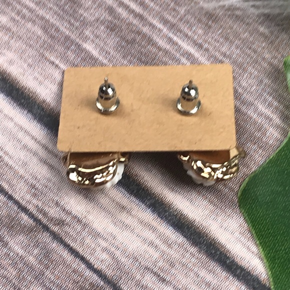 🌼New! Gold Finish White Bow Flower Stud Earrings - Picture 4 of 6